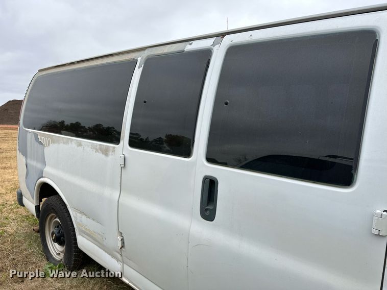 image for item DP3189 2002 Chevrolet Express 3500  van