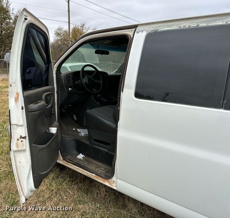 image for item DP3189 2002 Chevrolet Express 3500  van