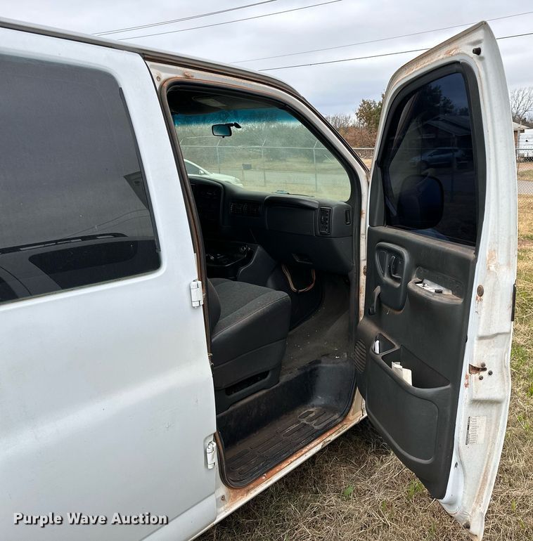image for item DP3189 2002 Chevrolet Express 3500  van