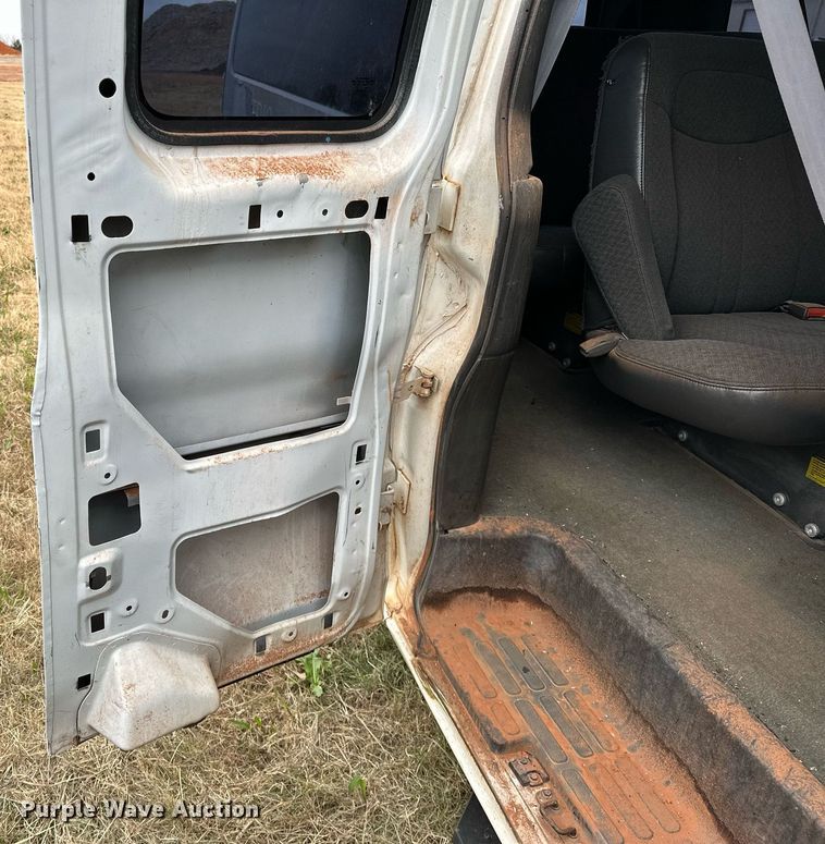 image for item DP3189 2002 Chevrolet Express 3500  van
