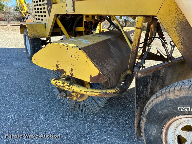 image for item DP3250 2005 Superior Broom DT80C  broom