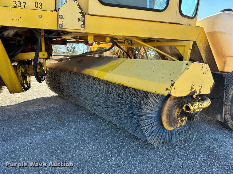 image for item DP3250 2005 Superior Broom DT80C  broom