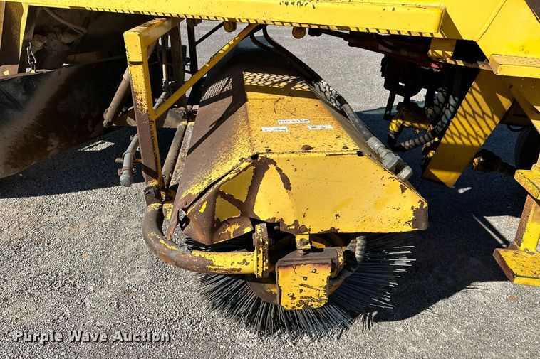 image for item DP3250 2005 Superior Broom DT80C  broom