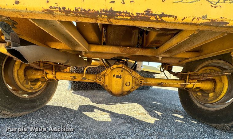 image for item DP3250 2005 Superior Broom DT80C  broom