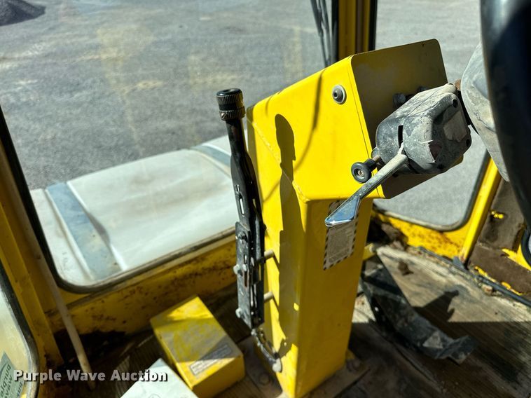 image for item DP3250 2005 Superior Broom DT80C  broom