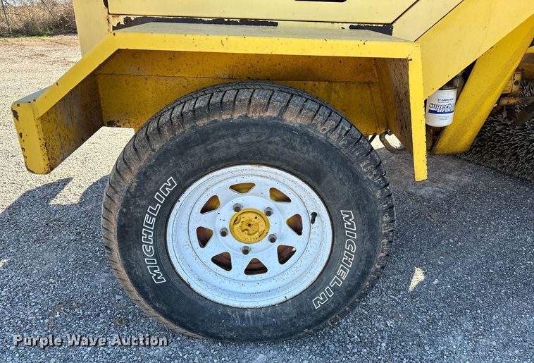 image for item DP3250 2005 Superior Broom DT80C  broom