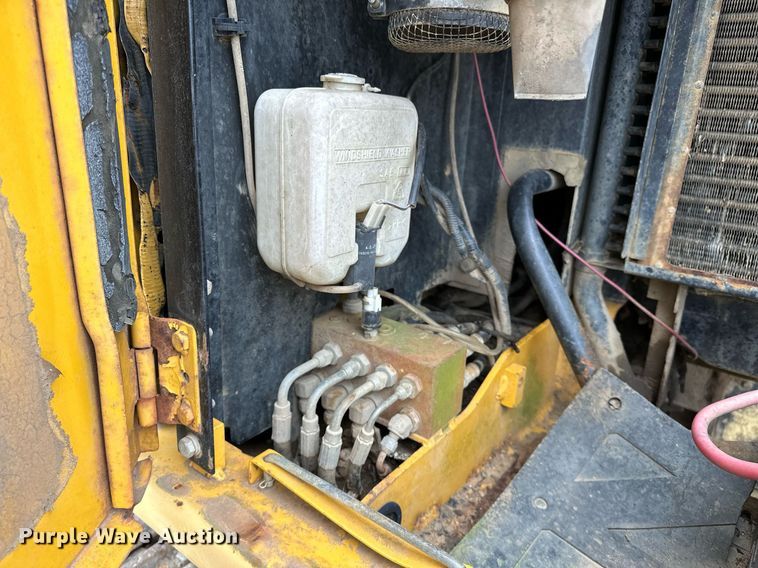 image for item DP3262 1999 John Deere 120  excavator