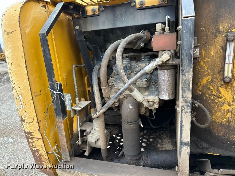 image for item DP3262 1999 John Deere 120  excavator