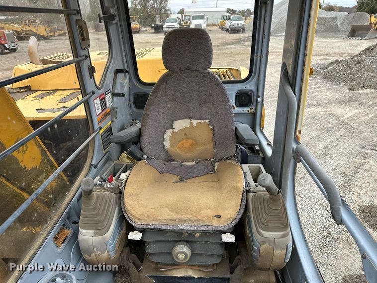 image for item DP3262 1999 John Deere 120  excavator