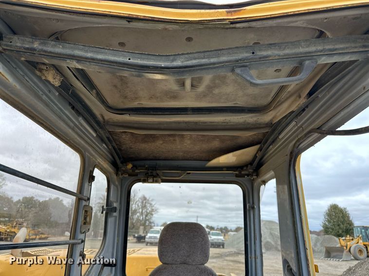 image for item DP3262 1999 John Deere 120  excavator