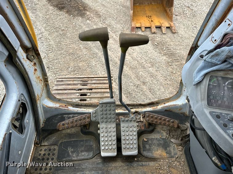 image for item DP3262 1999 John Deere 120  excavator