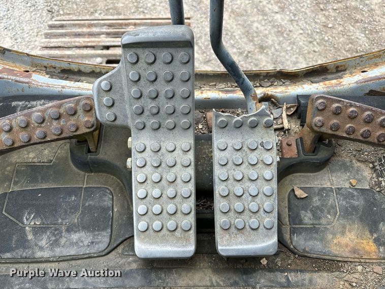 image for item DP3262 1999 John Deere 120  excavator