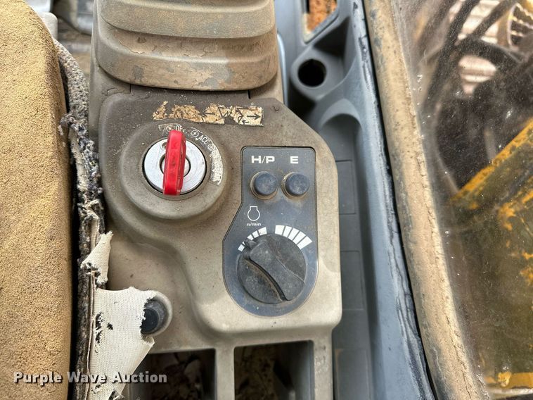 image for item DP3262 1999 John Deere 120  excavator