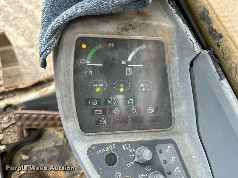 image for item DP3262 1999 John Deere 120  excavator