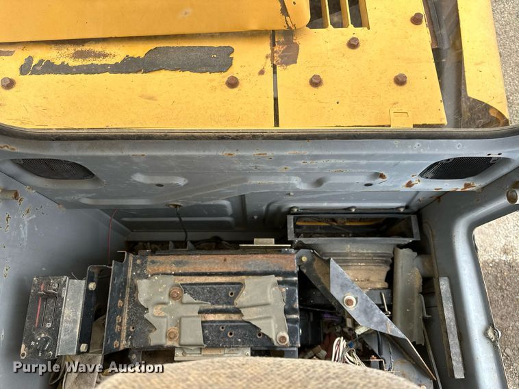 image for item DP3262 1999 John Deere 120  excavator