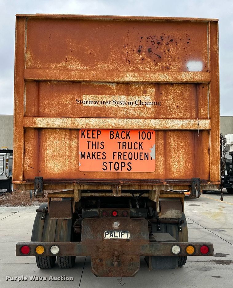 image for item DP4391 2004 GMC T7500  hook lift truck