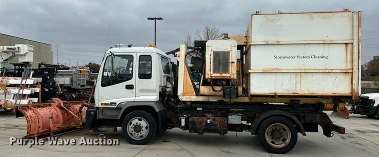 image for item DP4391 2004 GMC T7500  hook lift truck