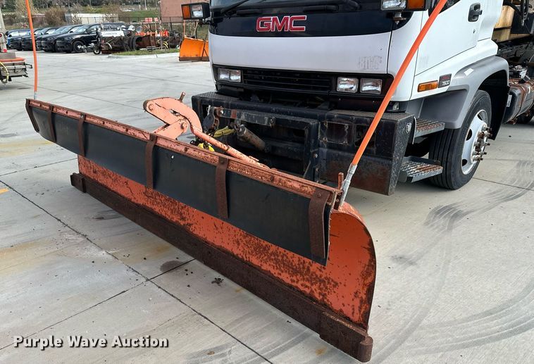 image for item DP4391 2004 GMC T7500  hook lift truck