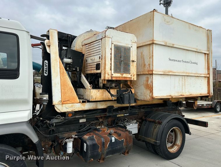 image for item DP4391 2004 GMC T7500  hook lift truck