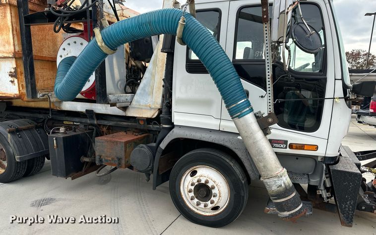 image for item DP4391 2004 GMC T7500  hook lift truck