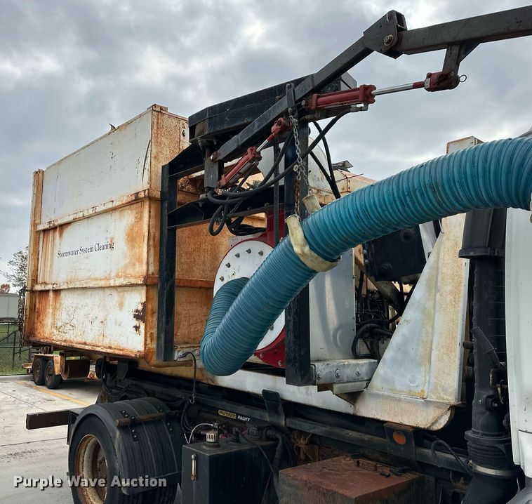 image for item DP4391 2004 GMC T7500  hook lift truck