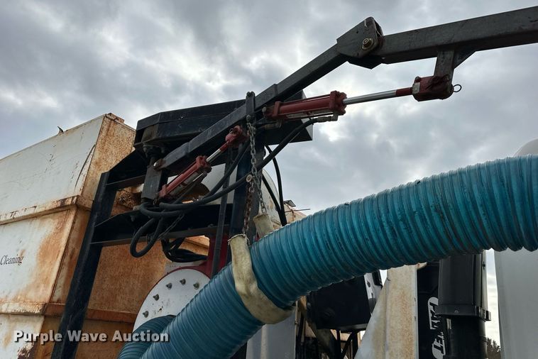 image for item DP4391 2004 GMC T7500  hook lift truck