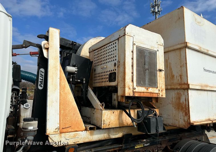 image for item DP4391 2004 GMC T7500  hook lift truck