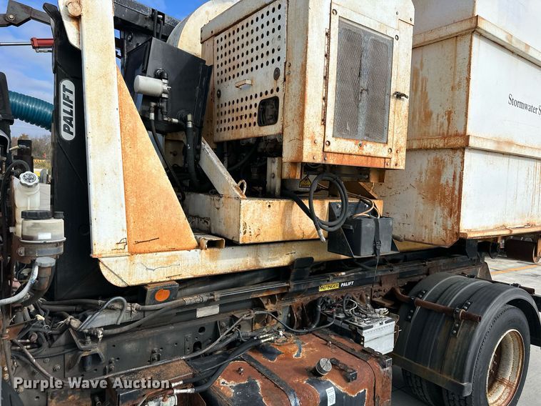 image for item DP4391 2004 GMC T7500  hook lift truck