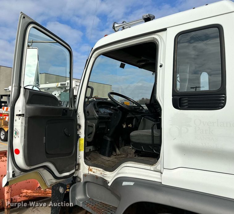 image for item DP4391 2004 GMC T7500  hook lift truck