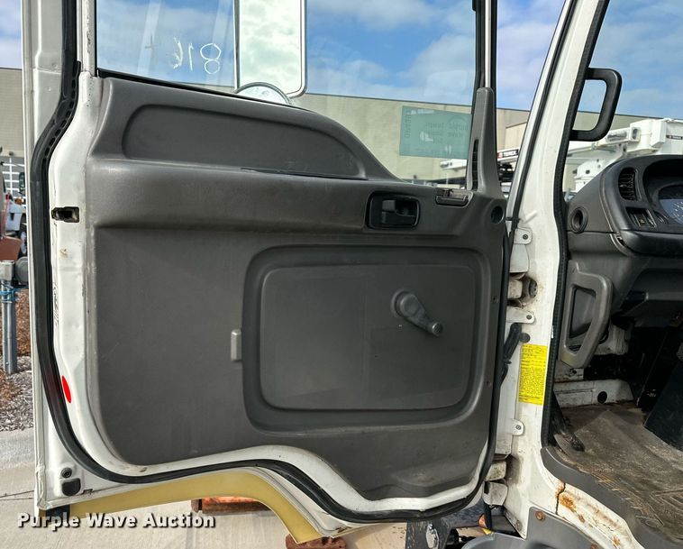 image for item DP4391 2004 GMC T7500  hook lift truck