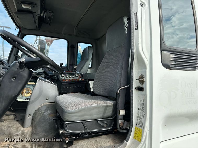 image for item DP4391 2004 GMC T7500  hook lift truck