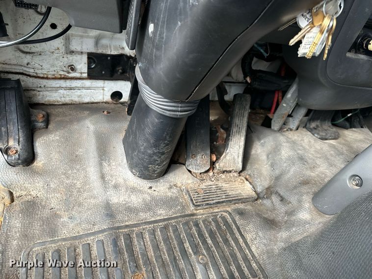 image for item DP4391 2004 GMC T7500  hook lift truck