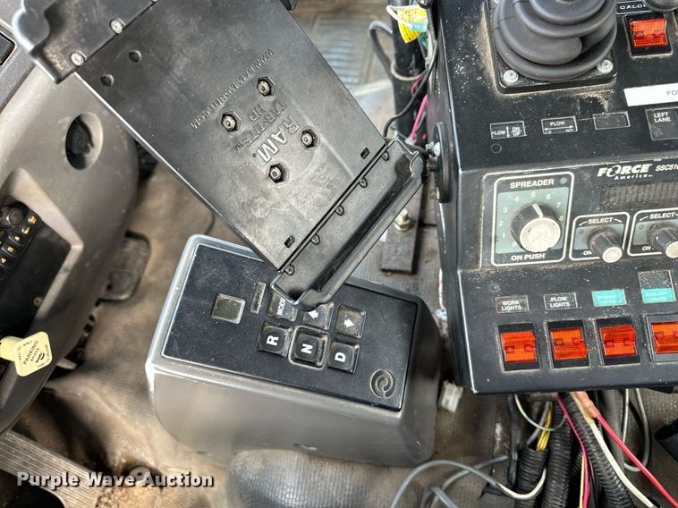 image for item DP4391 2004 GMC T7500  hook lift truck