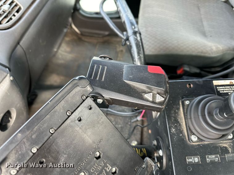 image for item DP4391 2004 GMC T7500  hook lift truck