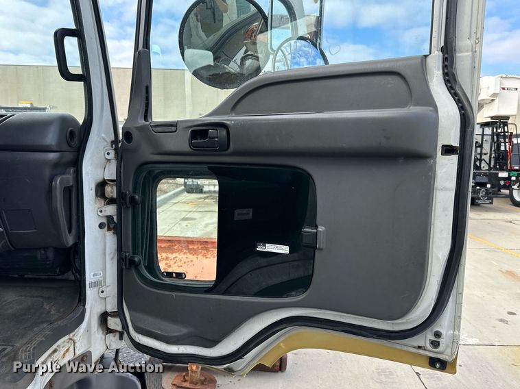 image for item DP4391 2004 GMC T7500  hook lift truck