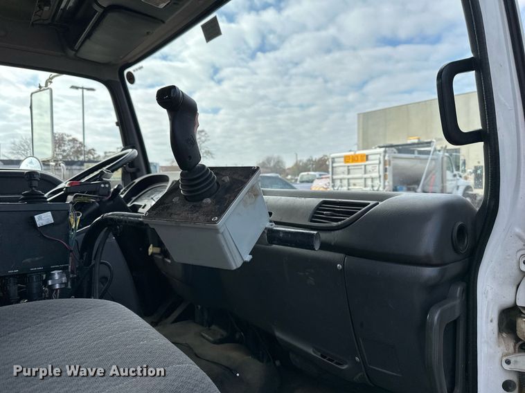 image for item DP4391 2004 GMC T7500  hook lift truck