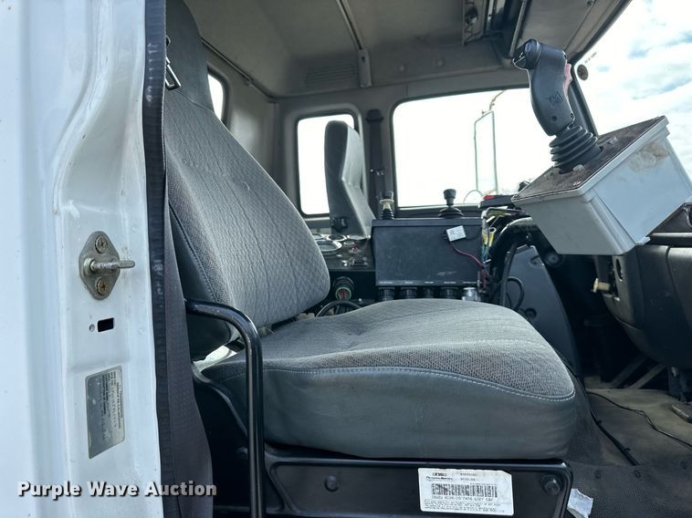 image for item DP4391 2004 GMC T7500  hook lift truck