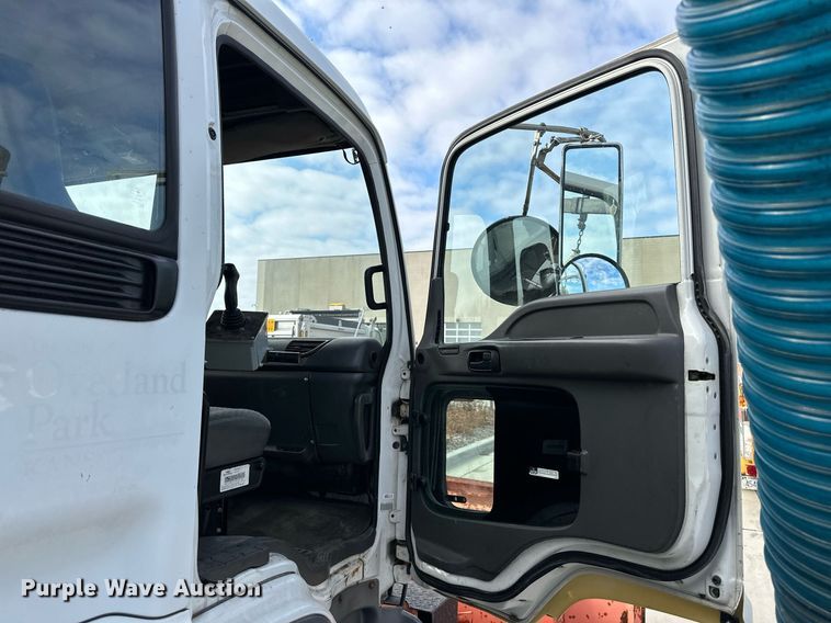 image for item DP4391 2004 GMC T7500  hook lift truck