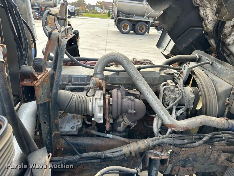 image for item DP4391 2004 GMC T7500  hook lift truck