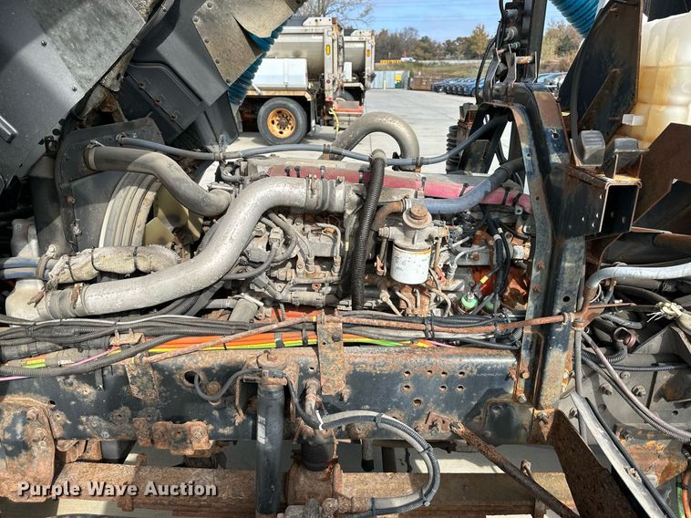 image for item DP4391 2004 GMC T7500  hook lift truck