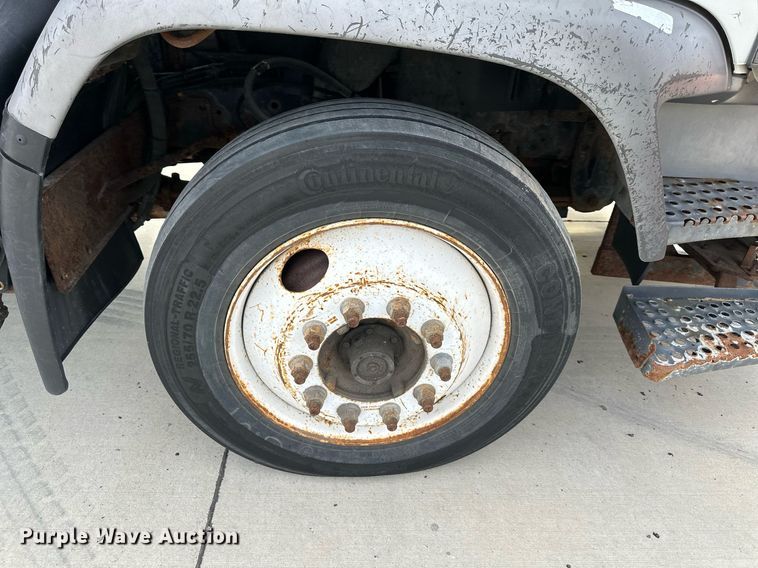 image for item DP4391 2004 GMC T7500  hook lift truck