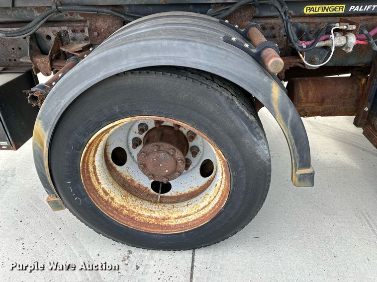 image for item DP4391 2004 GMC T7500  hook lift truck