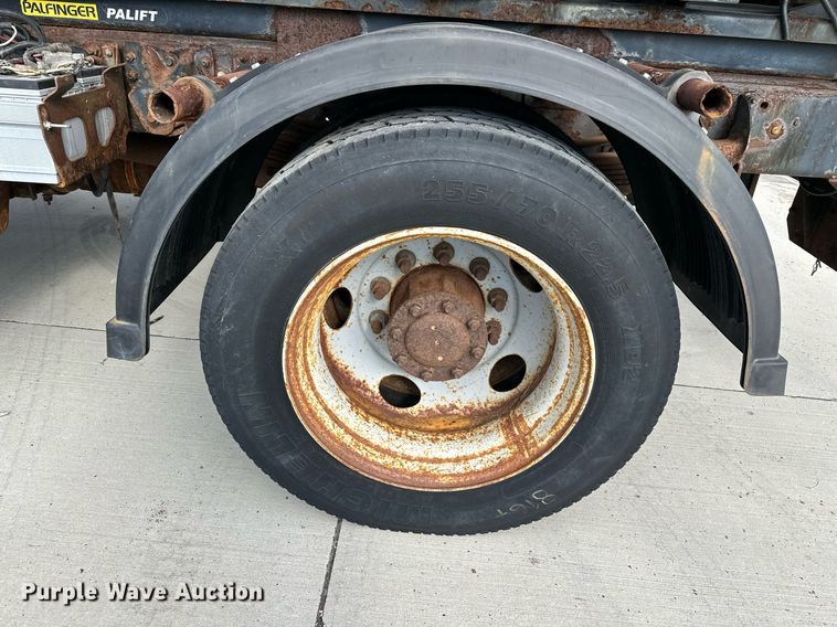 image for item DP4391 2004 GMC T7500  hook lift truck