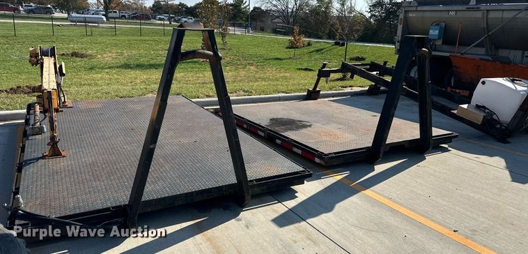 image for item DP4391 2004 GMC T7500  hook lift truck