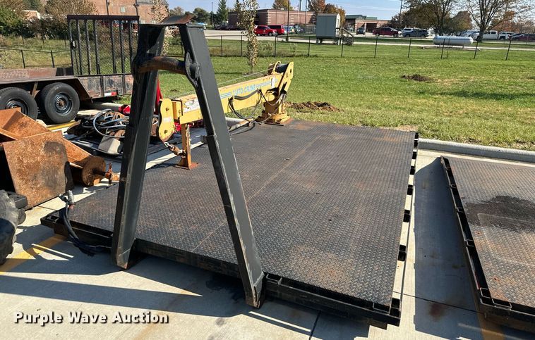 image for item DP4391 2004 GMC T7500  hook lift truck