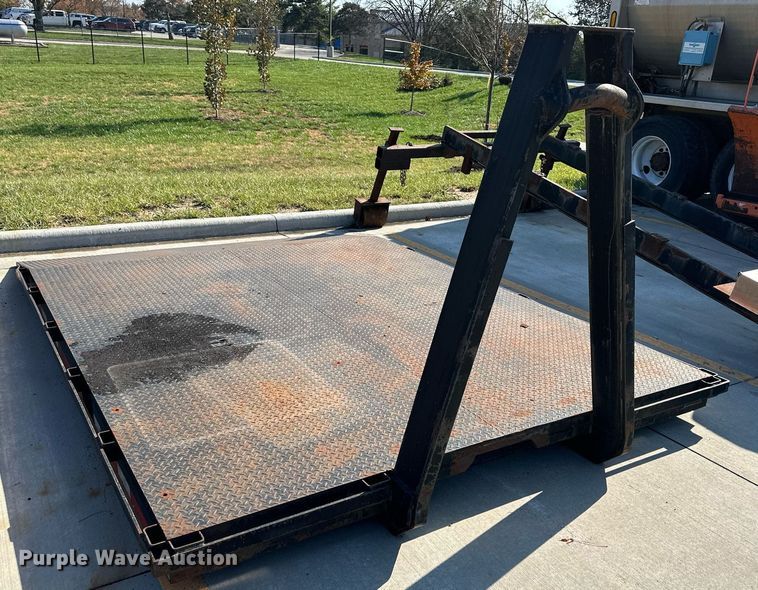 image for item DP4391 2004 GMC T7500  hook lift truck