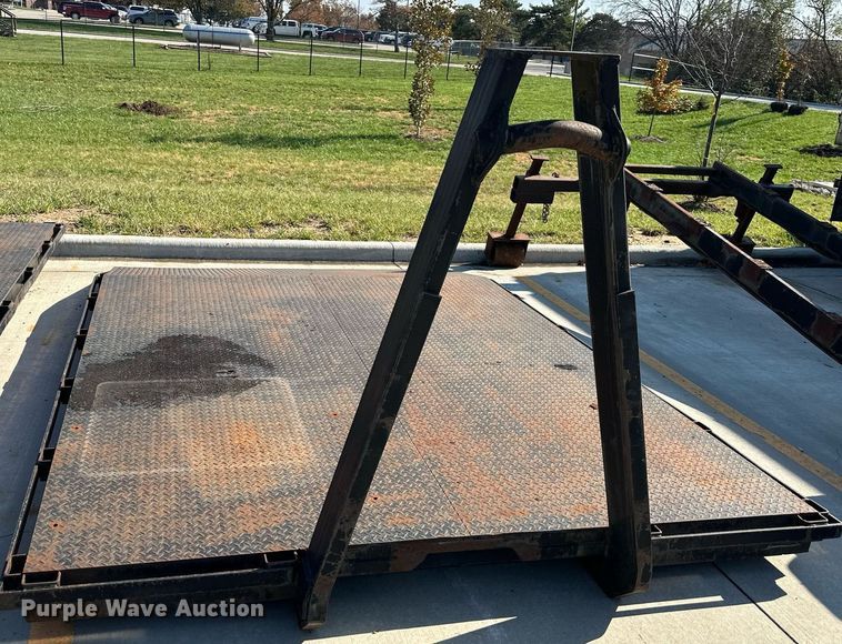 image for item DP4391 2004 GMC T7500  hook lift truck