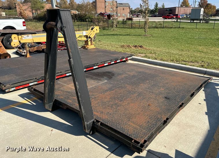 image for item DP4391 2004 GMC T7500  hook lift truck