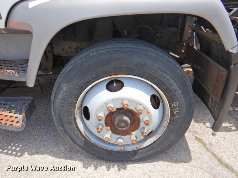 image for item DP4391 2004 GMC T7500  hook lift truck