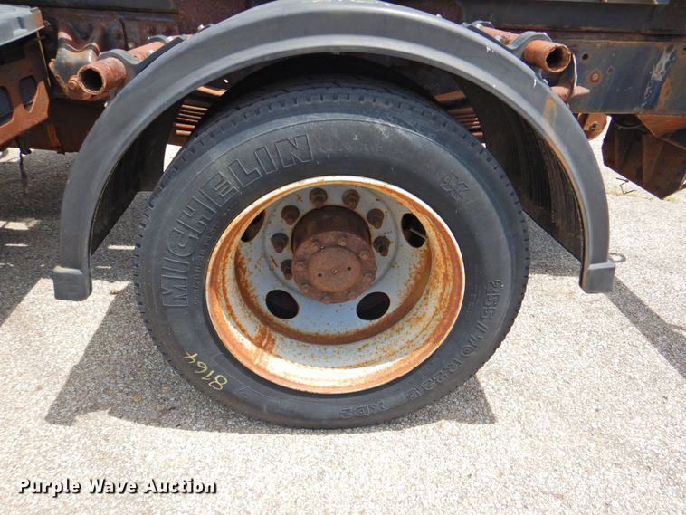 image for item DP4391 2004 GMC T7500  hook lift truck